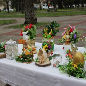 Ръчно изработени сувенири, свещи и великденска украса показват на Пролетен базар в Белене