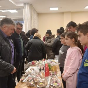 Децата на Гулянци посрещнаха дядо Коледа с концерт и базар