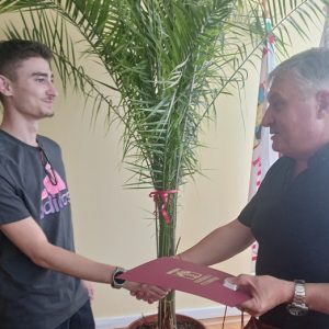 Кметът на Община Гулянци награди с почетна значка за принос 16-годишния лекоатлет Кристиян Цанев
