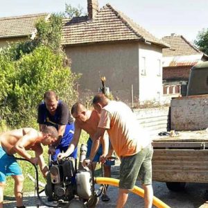 Служители на „Напоителни системи” отводняват три къщи в село Лепица, община Червен бряг
