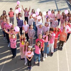 Третокласници от ИНУ “Христо Ботев” в Плевен облякоха розови фланелки против насилието и агресията